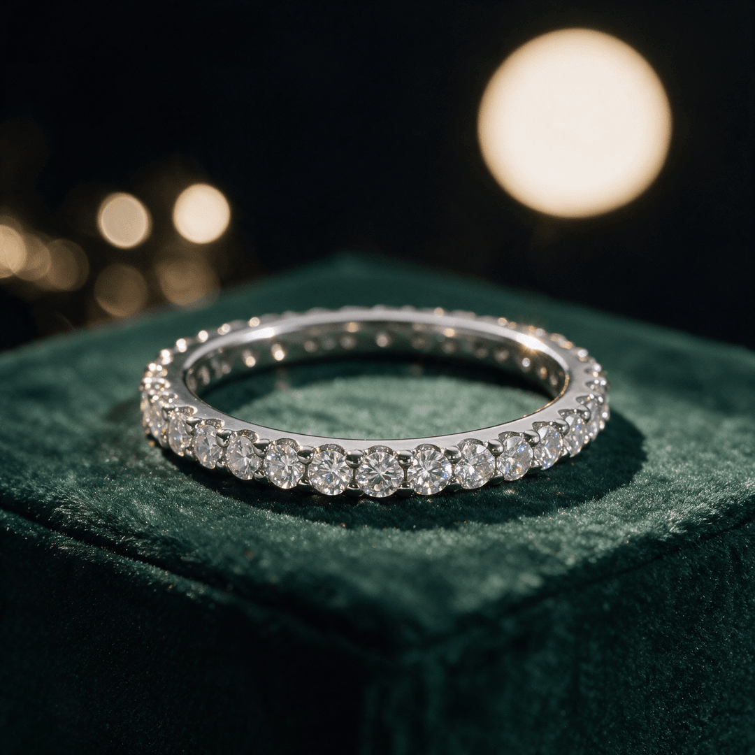 Anillo eternity con moissanitas de plata de ley 925