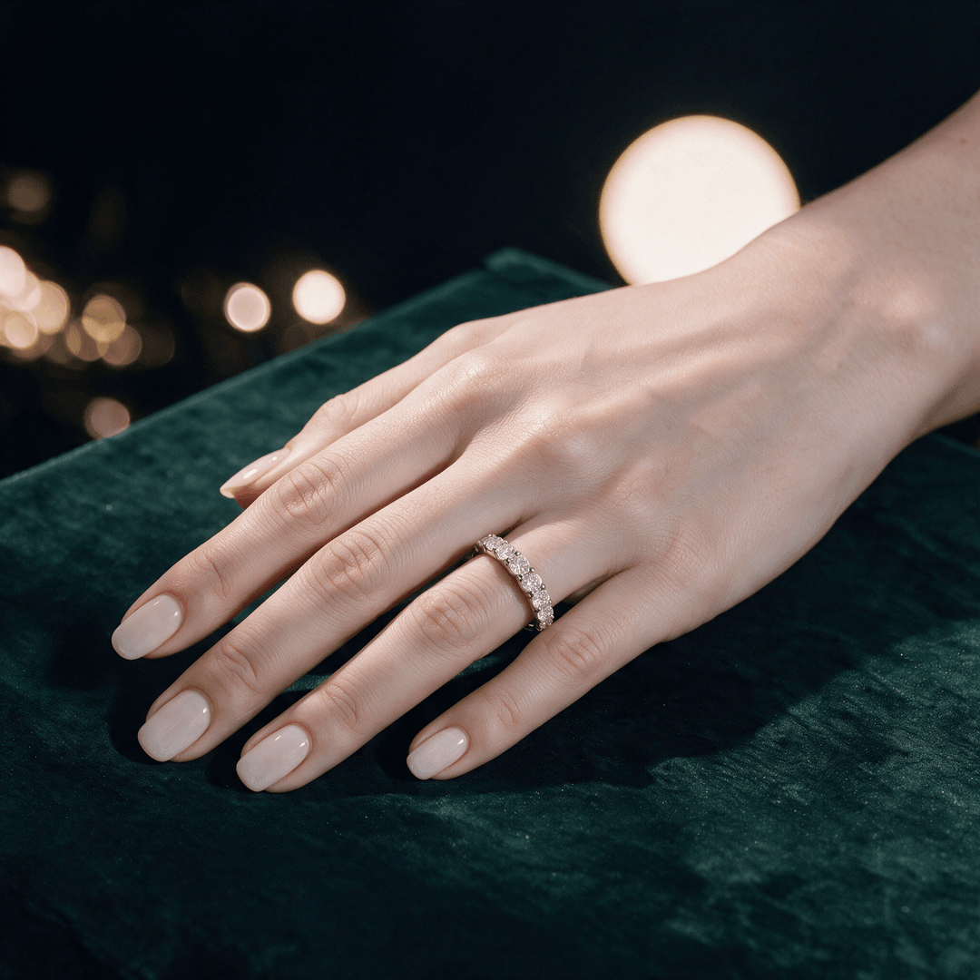 Anillo eternity con moissanitas de plata de ley 925